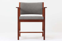 Bm73チェアは、Børge mogensen(ボーエ・モーエンセン)がデザインした、直線を基調とした端正なフォルムが魅力の一品です。本体には良質なマホガニー材が使用され、要所に曲線を取り入れることで、シンプルながらも洗練された印象を与えています。アーム付きのデザインは快適な座り心地を提供し、特にアーム先端の繋ぎ目は細部までこだわりを感じさせるデザインポイントです。脚部に大きめのあたり傷があるため、その点を考慮した価格となっております。傷がある部分も味わいとして捉えることができ、ビンテージ品の一環としてご理解いただければと思います。