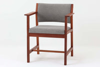 Bm73チェアは、Børge mogensen(ボーエ・モーエンセン)がデザインした、直線を基調とした端正なフォルムが魅力の一品です。本体には良質なマホガニー材が使用され、要所に曲線を取り入れることで、シンプルながらも洗練された印象を与えています。アーム付きのデザインは快適な座り心地を提供し、特にアーム先端の繋ぎ目は細部までこだわりを感じさせるデザインポイントです。脚部に大きめのあたり傷があるため、その点を考慮した価格となっております。傷がある部分も味わいとして捉えることができ、ビンテージ品の一環としてご理解いただければと思います。