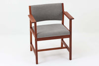 Bm73チェアは、Børge mogensen(ボーエ・モーエンセン)がデザインした、直線を基調とした端正なフォルムが魅力の一品です。本体には良質なマホガニー材が使用され、要所に曲線を取り入れることで、シンプルながらも洗練された印象を与えています。アーム付きのデザインは快適な座り心地を提供し、特にアーム先端の繋ぎ目は細部までこだわりを感じさせるデザインポイントです。脚部に大きめのあたり傷があるため、その点を考慮した価格となっております。傷がある部分も味わいとして捉えることができ、ビンテージ品の一環としてご理解いただければと思います。