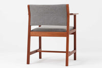 Bm73チェアは、Børge mogensen(ボーエ・モーエンセン)がデザインした、直線を基調とした端正なフォルムが魅力の一品です。本体には良質なマホガニー材が使用され、要所に曲線を取り入れることで、シンプルながらも洗練された印象を与えています。アーム付きのデザインは快適な座り心地を提供し、特にアーム先端の繋ぎ目は細部までこだわりを感じさせるデザインポイントです。脚部に大きめのあたり傷があるため、その点を考慮した価格となっております。傷がある部分も味わいとして捉えることができ、ビンテージ品の一環としてご理解いただければと思います。