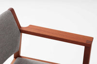 Bm73チェアは、Børge mogensen(ボーエ・モーエンセン)がデザインした、直線を基調とした端正なフォルムが魅力の一品です。本体には良質なマホガニー材が使用され、要所に曲線を取り入れることで、シンプルながらも洗練された印象を与えています。アーム付きのデザインは快適な座り心地を提供し、特にアーム先端の繋ぎ目は細部までこだわりを感じさせるデザインポイントです。脚部に大きめのあたり傷があるため、その点を考慮した価格となっております。傷がある部分も味わいとして捉えることができ、ビンテージ品の一環としてご理解いただければと思います。