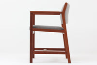 Bm73チェアは、Børge mogensen(ボーエ・モーエンセン)がデザインした、直線を基調とした端正なフォルムが魅力の一品です。本体には良質なマホガニー材が使用され、要所に曲線を取り入れることで、シンプルながらも洗練された印象を与えています。アーム付きのデザインは快適な座り心地を提供し、特にアーム先端の繋ぎ目は細部までこだわりを感じさせるデザインポイントです。脚部に大きめのあたり傷があるため、その点を考慮した価格となっております。傷がある部分も味わいとして捉えることができ、ビンテージ品の一環としてご理解いただければと思います。