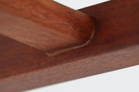 Bm73チェアは、Børge mogensen(ボーエ・モーエンセン)がデザインした、直線を基調とした端正なフォルムが魅力の一品です。本体には良質なマホガニー材が使用され、要所に曲線を取り入れることで、シンプルながらも洗練された印象を与えています。アーム付きのデザインは快適な座り心地を提供し、特にアーム先端の繋ぎ目は細部までこだわりを感じさせるデザインポイントです。脚部に大きめのあたり傷があるため、その点を考慮した価格となっております。傷がある部分も味わいとして捉えることができ、ビンテージ品の一環としてご理解いただければと思います。