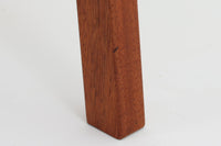 Bm73チェアは、Børge mogensen(ボーエ・モーエンセン)がデザインした、直線を基調とした端正なフォルムが魅力の一品です。本体には良質なマホガニー材が使用され、要所に曲線を取り入れることで、シンプルながらも洗練された印象を与えています。アーム付きのデザインは快適な座り心地を提供し、特にアーム先端の繋ぎ目は細部までこだわりを感じさせるデザインポイントです。脚部に大きめのあたり傷があるため、その点を考慮した価格となっております。傷がある部分も味わいとして捉えることができ、ビンテージ品の一環としてご理解いただければと思います。