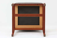 Bm73チェアは、Børge mogensen(ボーエ・モーエンセン)がデザインした、直線を基調とした端正なフォルムが魅力の一品です。本体には良質なマホガニー材が使用され、要所に曲線を取り入れることで、シンプルながらも洗練された印象を与えています。アーム付きのデザインは快適な座り心地を提供し、特にアーム先端の繋ぎ目は細部までこだわりを感じさせるデザインポイントです。脚部に大きめのあたり傷があるため、その点を考慮した価格となっております。傷がある部分も味わいとして捉えることができ、ビンテージ品の一環としてご理解いただければと思います。