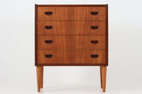 デンマークより買い付けた4段チェストです。本体には良質なチーク材、脚にはナチュラルなビーチ材が使用されています。