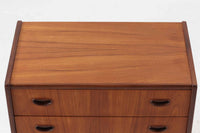 デンマークより買い付けた4段チェストです。本体には良質なチーク材、脚にはナチュラルなビーチ材が使用されています。