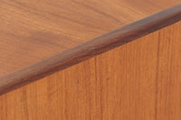 デンマークより買い付けた4段チェストです。本体には良質なチーク材、脚にはナチュラルなビーチ材が使用されています。