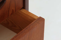 デンマークより買い付けた4段チェストです。本体には良質なチーク材、脚にはナチュラルなビーチ材が使用されています。