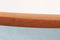 Ole Wanscherによってデザインされたmodel 166/169シングルソファの希少なロッキングタイプです。シンプルながらも優れたデザインです。そのフレームは程よい傾斜が施されており、丁寧に削りだされたチーク材は豊かな色合いとともに、ビンテージならではの温かみを感じさせます。リビングルームに配置すると、このソファでゆったりとしたリラックスタイムを楽しむことができます。座面はウレタンのみで、背もたれにはスプリングが内包されています。背面は1本ラインの初期型です。※model名には諸説があり、同じ形で166と169が混在しています。