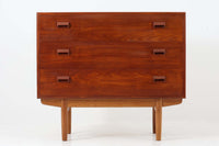 Borge mogensenデザインによるチェストドレッサーです。チーク材とオーク材の組み合わせが美しく、多機能で使い勝手の良い作品です。