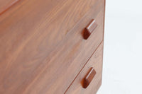 Borge mogensenデザインによるチェストドレッサーです。チーク材とオーク材の組み合わせが美しく、多機能で使い勝手の良い作品です。