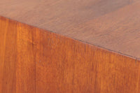 Borge mogensenデザインによるチェストドレッサーです。チーク材とオーク材の組み合わせが美しく、多機能で使い勝手の良い作品です。