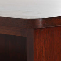 デンマーク製キドニーデスクです。緩やかな曲線を描く天板と、右側に配された蛇腹扉収納が特徴的な美しいデザインで、北欧モダンの洗練された造形美が感じられます。上質なチーク材が用いられ、深みのある色合いと木目が経年により一層味わいを増しています。背面にも収納棚を備えており、空間の中央に置いても様になる造りです。書斎デスクとしてはもちろん、ショップのカウンターや作業台としても活躍する存在感のある一台です。