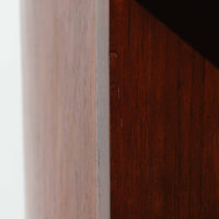 デンマーク製キドニーデスクです。緩やかな曲線を描く天板と、右側に配された蛇腹扉収納が特徴的な美しいデザインで、北欧モダンの洗練された造形美が感じられます。上質なチーク材が用いられ、深みのある色合いと木目が経年により一層味わいを増しています。背面にも収納棚を備えており、空間の中央に置いても様になる造りです。書斎デスクとしてはもちろん、ショップのカウンターや作業台としても活躍する存在感のある一台です。