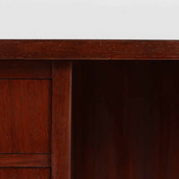 デンマーク製キドニーデスクです。緩やかな曲線を描く天板と、右側に配された蛇腹扉収納が特徴的な美しいデザインで、北欧モダンの洗練された造形美が感じられます。上質なチーク材が用いられ、深みのある色合いと木目が経年により一層味わいを増しています。背面にも収納棚を備えており、空間の中央に置いても様になる造りです。書斎デスクとしてはもちろん、ショップのカウンターや作業台としても活躍する存在感のある一台です。