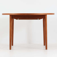 Nils Jonssonがデザインし、Troeds社より発表された円形エクステンションダイニングテーブル「Malta」です。チーク材の温かみある木目が美しく、直径110cmの天板は来客時には拡張板を追加することで大きな楕円形へと広がり、シーンに応じた柔軟な使い方が可能です。拡張板は円形では珍しく折り畳んで本体に収納することができ、機能性と利便性を兼ね備えています。脚部は細身で軽快ながら安定感があり、北欧家具らしいシンプルで機能的な構造が魅力です。日常使いはもちろん、来客時や家族の集まりにも最適で、経年による素材の風合いがビンテージならではの味わいを深めています。