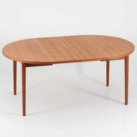 Nils Jonssonがデザインし、Troeds社より発表された円形エクステンションダイニングテーブル「Malta」です。チーク材の温かみある木目が美しく、直径110cmの天板は来客時には拡張板を追加することで大きな楕円形へと広がり、シーンに応じた柔軟な使い方が可能です。拡張板は円形では珍しく折り畳んで本体に収納することができ、機能性と利便性を兼ね備えています。脚部は細身で軽快ながら安定感があり、北欧家具らしいシンプルで機能的な構造が魅力です。日常使いはもちろん、来客時や家族の集まりにも最適で、経年による素材の風合いがビンテージならではの味わいを深めています。