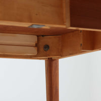 Nils Jonssonがデザインし、Troeds社より発表された円形エクステンションダイニングテーブル「Malta」です。チーク材の温かみある木目が美しく、直径110cmの天板は来客時には拡張板を追加することで大きな楕円形へと広がり、シーンに応じた柔軟な使い方が可能です。拡張板は円形では珍しく折り畳んで本体に収納することができ、機能性と利便性を兼ね備えています。脚部は細身で軽快ながら安定感があり、北欧家具らしいシンプルで機能的な構造が魅力です。日常使いはもちろん、来客時や家族の集まりにも最適で、経年による素材の風合いがビンテージならではの味わいを深めています。