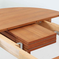 Nils Jonssonがデザインし、Troeds社より発表された円形エクステンションダイニングテーブル「Malta」です。チーク材の温かみある木目が美しく、直径110cmの天板は来客時には拡張板を追加することで大きな楕円形へと広がり、シーンに応じた柔軟な使い方が可能です。拡張板は円形では珍しく折り畳んで本体に収納することができ、機能性と利便性を兼ね備えています。脚部は細身で軽快ながら安定感があり、北欧家具らしいシンプルで機能的な構造が魅力です。日常使いはもちろん、来客時や家族の集まりにも最適で、経年による素材の風合いがビンテージならではの味わいを深めています。