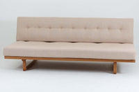 こちらは、ボーエ・モーエンセン(Borge mogensen)によってデザインされたmodel 4311です。似た形状のmodel 4312もございますが、4311は奥行きが短いため、座る時間が多い方に特にお勧めのモデルです。細身のフレームですが、脚先が繋がれており、強度とデザイン性のバランスが優れています。また、フレームにはオーク無垢材が使用されており、そのシンプルで洗練されたフォルムは、モーエンセンならではの魅力を感じさせます。このデイベッドは、座ったり寝転んだりと、使い勝手が良いソファとして、多様なシーンで活躍してくれそうです。