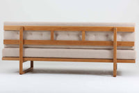 こちらは、ボーエ・モーエンセン(Borge mogensen)によってデザインされたmodel 4311です。似た形状のmodel 4312もございますが、4311は奥行きが短いため、座る時間が多い方に特にお勧めのモデルです。細身のフレームですが、脚先が繋がれており、強度とデザイン性のバランスが優れています。また、フレームにはオーク無垢材が使用されており、そのシンプルで洗練されたフォルムは、モーエンセンならではの魅力を感じさせます。このデイベッドは、座ったり寝転んだりと、使い勝手が良いソファとして、多様なシーンで活躍してくれそうです。
