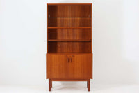 スウェーデンより買い付けました。デザインの特徴はガラス戸にあり、ガラス戸内の収納部の棚板にもガラスが使用されているため、見せるディスプレイがしやすいデザインとなっています。本体には温かみのある色味のチーク材が使用されており、飾る物を美しく引き立てます。