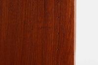 スウェーデンより買い付けました。デザインの特徴はガラス戸にあり、ガラス戸内の収納部の棚板にもガラスが使用されているため、見せるディスプレイがしやすいデザインとなっています。本体には温かみのある色味のチーク材が使用されており、飾る物を美しく引き立てます。