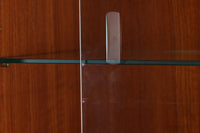 スウェーデンより買い付けました。デザインの特徴はガラス戸にあり、ガラス戸内の収納部の棚板にもガラスが使用されているため、見せるディスプレイがしやすいデザインとなっています。本体には温かみのある色味のチーク材が使用されており、飾る物を美しく引き立てます。