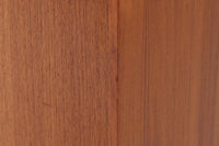 スウェーデンより買い付けました。デザインの特徴はガラス戸にあり、ガラス戸内の収納部の棚板にもガラスが使用されているため、見せるディスプレイがしやすいデザインとなっています。本体には温かみのある色味のチーク材が使用されており、飾る物を美しく引き立てます。