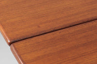 北欧から買い付けた、Børge mogensenデザインのmodel 162です。「DESIGN mUSEUm DANmARK」によれば、このモデルは1953年にデザインされたものです。Børge mogensenの作品としては珍しく、金属と木材を組み合わせたデザインが特徴です。天板には、色味の濃い高品質なチーク材が使用され、脚部はナチュラルな色合いのスリムなデザインが採用されています。また、補強材として使用されたスチールの色合いとの調和により、全体的に非常に洗練された印象を与えつつも、スチールにより高い強度が確保されています。天板中央のビスを外すことで、テーブルは折り畳み可能となり、引っ越し時の搬入や搬出も安心して行えます。