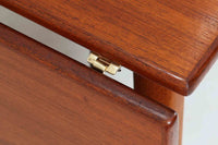 北欧から買い付けた、Børge mogensenデザインのmodel 162です。「DESIGN mUSEUm DANmARK」によれば、このモデルは1953年にデザインされたものです。Børge mogensenの作品としては珍しく、金属と木材を組み合わせたデザインが特徴です。天板には、色味の濃い高品質なチーク材が使用され、脚部はナチュラルな色合いのスリムなデザインが採用されています。また、補強材として使用されたスチールの色合いとの調和により、全体的に非常に洗練された印象を与えつつも、スチールにより高い強度が確保されています。天板中央のビスを外すことで、テーブルは折り畳み可能となり、引っ越し時の搬入や搬出も安心して行えます。