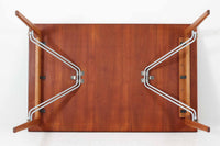 北欧から買い付けた、Børge mogensenデザインのmodel 162です。「DESIGN mUSEUm DANmARK」によれば、このモデルは1953年にデザインされたものです。Børge mogensenの作品としては珍しく、金属と木材を組み合わせたデザインが特徴です。天板には、色味の濃い高品質なチーク材が使用され、脚部はナチュラルな色合いのスリムなデザインが採用されています。また、補強材として使用されたスチールの色合いとの調和により、全体的に非常に洗練された印象を与えつつも、スチールにより高い強度が確保されています。天板中央のビスを外すことで、テーブルは折り畳み可能となり、引っ越し時の搬入や搬出も安心して行えます。