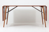 北欧から買い付けた、Børge mogensenデザインのmodel 162です。「DESIGN mUSEUm DANmARK」によれば、このモデルは1953年にデザインされたものです。Børge mogensenの作品としては珍しく、金属と木材を組み合わせたデザインが特徴です。天板には、色味の濃い高品質なチーク材が使用され、脚部はナチュラルな色合いのスリムなデザインが採用されています。また、補強材として使用されたスチールの色合いとの調和により、全体的に非常に洗練された印象を与えつつも、スチールにより高い強度が確保されています。天板中央のビスを外すことで、テーブルは折り畳み可能となり、引っ越し時の搬入や搬出も安心して行えます。