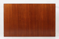 北欧から買い付けた、Børge mogensenデザインのmodel 162です。「DESIGN mUSEUm DANmARK」によれば、このモデルは1953年にデザインされたものです。Børge mogensenの作品としては珍しく、金属と木材を組み合わせたデザインが特徴です。天板には、色味の濃い高品質なチーク材が使用され、脚部はナチュラルな色合いのスリムなデザインが採用されています。また、補強材として使用されたスチールの色合いとの調和により、全体的に非常に洗練された印象を与えつつも、スチールにより高い強度が確保されています。天板中央のビスを外すことで、テーブルは折り畳み可能となり、引っ越し時の搬入や搬出も安心して行えます。