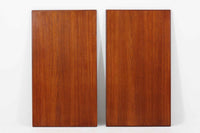 北欧から買い付けた、Børge mogensenデザインのmodel 162です。「DESIGN mUSEUm DANmARK」によれば、このモデルは1953年にデザインされたものです。Børge mogensenの作品としては珍しく、金属と木材を組み合わせたデザインが特徴です。天板には、色味の濃い高品質なチーク材が使用され、脚部はナチュラルな色合いのスリムなデザインが採用されています。また、補強材として使用されたスチールの色合いとの調和により、全体的に非常に洗練された印象を与えつつも、スチールにより高い強度が確保されています。天板中央のビスを外すことで、テーブルは折り畳み可能となり、引っ越し時の搬入や搬出も安心して行えます。