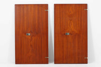 北欧から買い付けた、Børge mogensenデザインのmodel 162です。「DESIGN mUSEUm DANmARK」によれば、このモデルは1953年にデザインされたものです。Børge mogensenの作品としては珍しく、金属と木材を組み合わせたデザインが特徴です。天板には、色味の濃い高品質なチーク材が使用され、脚部はナチュラルな色合いのスリムなデザインが採用されています。また、補強材として使用されたスチールの色合いとの調和により、全体的に非常に洗練された印象を与えつつも、スチールにより高い強度が確保されています。天板中央のビスを外すことで、テーブルは折り畳み可能となり、引っ越し時の搬入や搬出も安心して行えます。