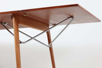 北欧から買い付けた、Børge mogensenデザインのmodel 162です。「DESIGN mUSEUm DANmARK」によれば、このモデルは1953年にデザインされたものです。Børge mogensenの作品としては珍しく、金属と木材を組み合わせたデザインが特徴です。天板には、色味の濃い高品質なチーク材が使用され、脚部はナチュラルな色合いのスリムなデザインが採用されています。また、補強材として使用されたスチールの色合いとの調和により、全体的に非常に洗練された印象を与えつつも、スチールにより高い強度が確保されています。天板中央のビスを外すことで、テーブルは折り畳み可能となり、引っ越し時の搬入や搬出も安心して行えます。