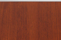 北欧から買い付けた、Børge mogensenデザインのmodel 162です。「DESIGN mUSEUm DANmARK」によれば、このモデルは1953年にデザインされたものです。Børge mogensenの作品としては珍しく、金属と木材を組み合わせたデザインが特徴です。天板には、色味の濃い高品質なチーク材が使用され、脚部はナチュラルな色合いのスリムなデザインが採用されています。また、補強材として使用されたスチールの色合いとの調和により、全体的に非常に洗練された印象を与えつつも、スチールにより高い強度が確保されています。天板中央のビスを外すことで、テーブルは折り畳み可能となり、引っ越し時の搬入や搬出も安心して行えます。