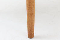 「Borge mogensen」デザインのOresundシリーズのチェアです。J39より一回り大きいサイズで、座面と脚の見せるジョイントが特徴的なデザインとなっております。モーエンセンの家具を多く作成していた「Karl Andersson」社の熟練の職人によって作成されており、確かな造りを感じさせてくれます。流通量が少なく希少なチェアです。