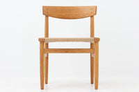 「Borge mogensen」デザインのOresundシリーズのチェアです。J39より一回り大きいサイズで、座面と脚の見せるジョイントが特徴的なデザインとなっております。モーエンセンの家具を多く作成していた「Karl Andersson」社の熟練の職人によって作成されており、確かな造りを感じさせてくれます。流通量が少なく希少なチェアです。