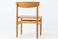 「Borge mogensen」デザインのOresundシリーズのチェアです。J39より一回り大きいサイズで、座面と脚の見せるジョイントが特徴的なデザインとなっております。モーエンセンの家具を多く作成していた「Karl Andersson」社の熟練の職人によって作成されており、確かな造りを感じさせてくれます。流通量が少なく希少なチェアです。