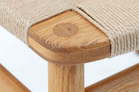 「Borge mogensen」デザインのOresundシリーズのチェアです。J39より一回り大きいサイズで、座面と脚の見せるジョイントが特徴的なデザインとなっております。モーエンセンの家具を多く作成していた「Karl Andersson」社の熟練の職人によって作成されており、確かな造りを感じさせてくれます。流通量が少なく希少なチェアです。