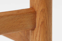 「Borge mogensen」デザインのOresundシリーズのチェアです。J39より一回り大きいサイズで、座面と脚の見せるジョイントが特徴的なデザインとなっております。モーエンセンの家具を多く作成していた「Karl Andersson」社の熟練の職人によって作成されており、確かな造りを感じさせてくれます。流通量が少なく希少なチェアです。