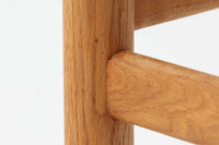 「Borge mogensen」デザインのOresundシリーズのチェアです。J39より一回り大きいサイズで、座面と脚の見せるジョイントが特徴的なデザインとなっております。モーエンセンの家具を多く作成していた「Karl Andersson」社の熟練の職人によって作成されており、確かな造りを感じさせてくれます。流通量が少なく希少なチェアです。