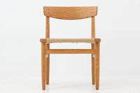 「Borge mogensen」デザインのOresundシリーズのチェアです。J39より一回り大きいサイズで、座面と脚の見せるジョイントが特徴的なデザインとなっております。モーエンセンの家具を多く作成していた「Karl Andersson」社の熟練の職人によって作成されており、確かな造りを感じさせてくれます。流通量が少なく希少なチェアです。