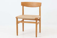 「Borge mogensen」デザインのOresundシリーズのチェアです。J39より一回り大きいサイズで、座面と脚の見せるジョイントが特徴的なデザインとなっております。モーエンセンの家具を多く作成していた「Karl Andersson」社の熟練の職人によって作成されており、確かな造りを感じさせてくれます。流通量が少なく希少なチェアです。