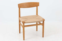 「Borge mogensen」デザインのOresundシリーズのチェアです。J39より一回り大きいサイズで、座面と脚の見せるジョイントが特徴的なデザインとなっております。モーエンセンの家具を多く作成していた「Karl Andersson」社の熟練の職人によって作成されており、確かな造りを感じさせてくれます。流通量が少なく希少なチェアです。