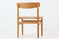 「Borge mogensen」デザインのOresundシリーズのチェアです。J39より一回り大きいサイズで、座面と脚の見せるジョイントが特徴的なデザインとなっております。モーエンセンの家具を多く作成していた「Karl Andersson」社の熟練の職人によって作成されており、確かな造りを感じさせてくれます。流通量が少なく希少なチェアです。