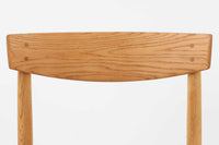 「Borge mogensen」デザインのOresundシリーズのチェアです。J39より一回り大きいサイズで、座面と脚の見せるジョイントが特徴的なデザインとなっております。モーエンセンの家具を多く作成していた「Karl Andersson」社の熟練の職人によって作成されており、確かな造りを感じさせてくれます。流通量が少なく希少なチェアです。